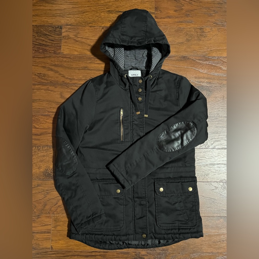 Light hooded parka jacket with gold zipper and button.